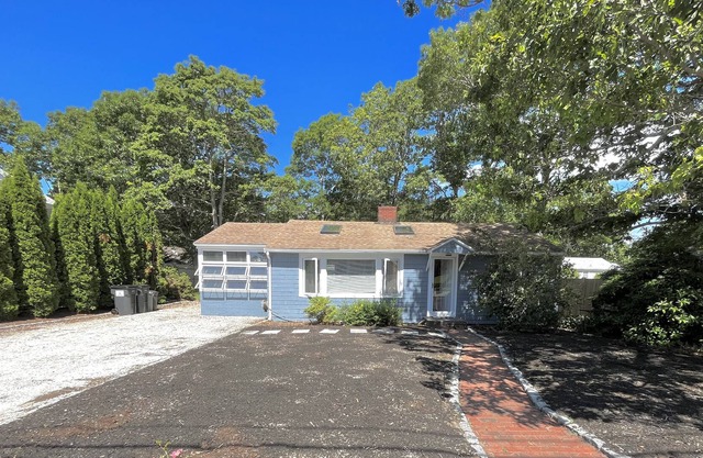 Escape to a seaside cottage in Popponesset. Beach less than 5 minutes away