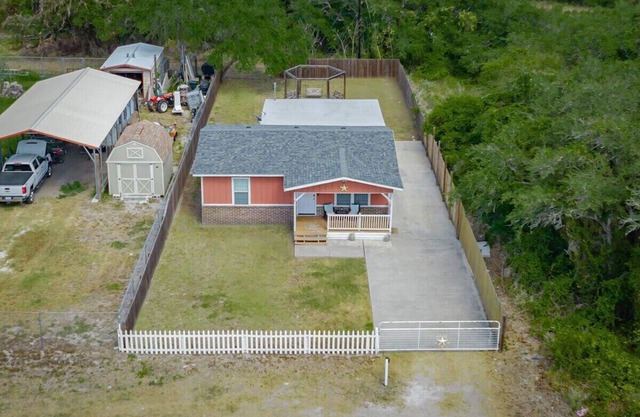 Escape to Howdy Hideout—a charming 3-bed, 2-bath retreat near Port Aransas and Rockport.