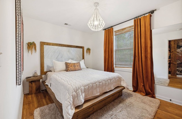 Escape to Nashville: 15 min to Downtown & BNA, sleeps 4, gated parking!