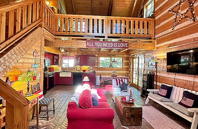 Escape to Nature: Charming Custom Log Cabin at Bass Lake, Gateway to Yosemite