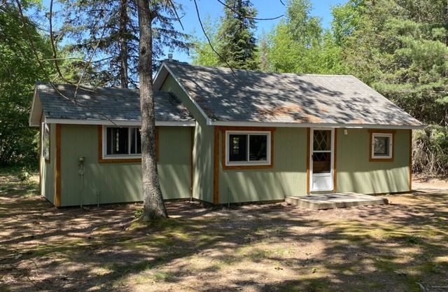 Escape to nature in the Rustic Retreat Cabin