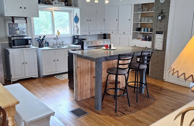 Escape to our farmhouse on 79 acres 4 ponds minutes from Calumet and Hancockn
