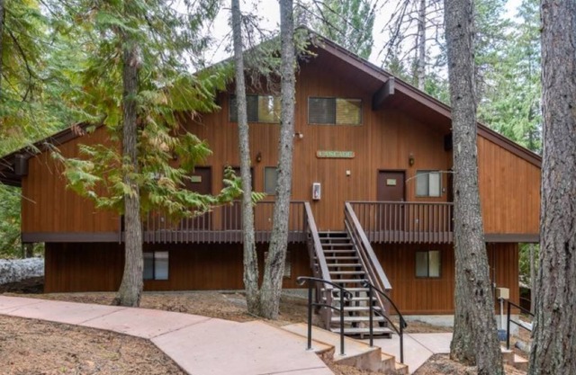 Escape to Ptarmigan Village. Ski, bike, hike @ Whitefish MT Resort, 6 mins away!