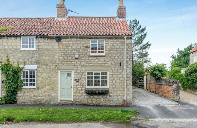 Escape to this charming holiday cottage nestled amidst picturesque landscapes.