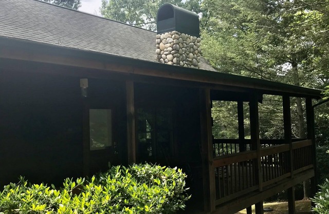 Escape to Your Private Getaway at Tucked Away Cabin in Beautiful Sky Harbor!