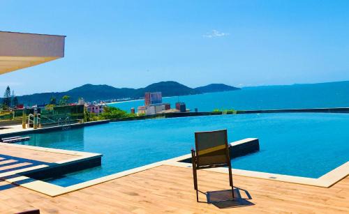 Espaço c/piscinas e vista panorâmica da Praia