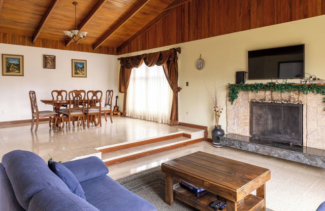 Espaciosa Casa Familiar Cerca de San José: 4 Dormitorios, Oficina, BBQ y Otros