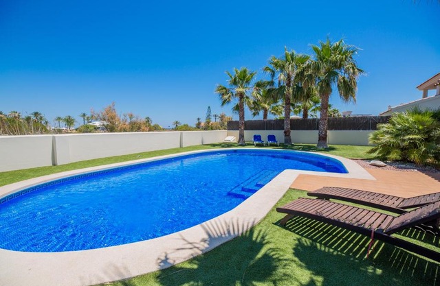 Espectacular vivienda con piscina a orillas del Mediterráneo.