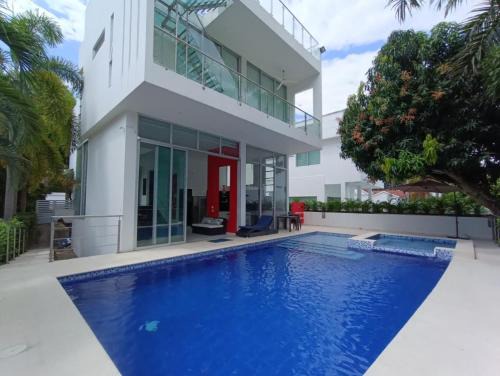 ESPECTACULAR CASA QUINTA EN MELGAR con PISCINA PRIVADA
