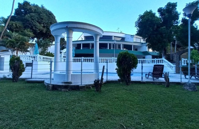 ESPECTACULAR CASA QUINTA LAS FLORES - MELGAR