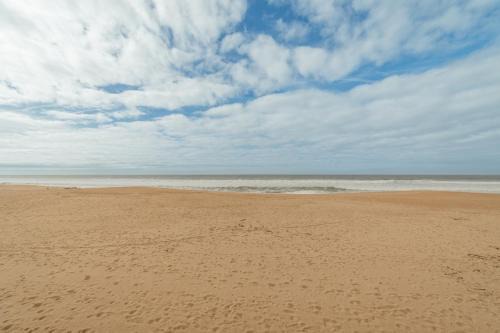 Espinho Seawalk and Seaview by Vacationy