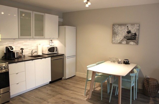 Essence Suites Modern Condo *Collingwood *King Bed *Lake *Beach *Mountains *Spa