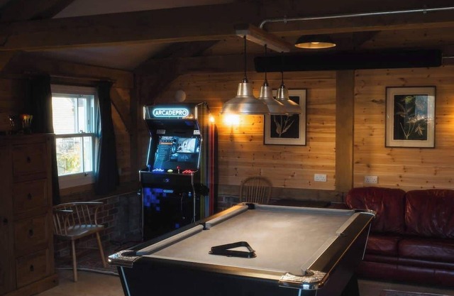 Essitone: Cinema Room, Games Room, Gym & More!