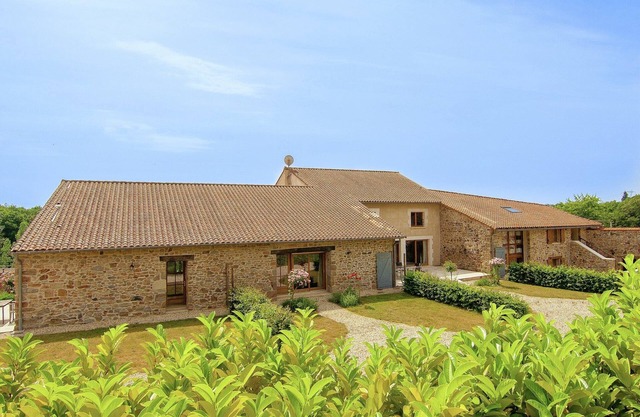 Estate in Roussines near Golf de la Prèze