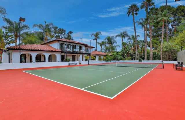 Estate in Sherman Oaks/Los Angeles with tennis court/pool/jacuzzi