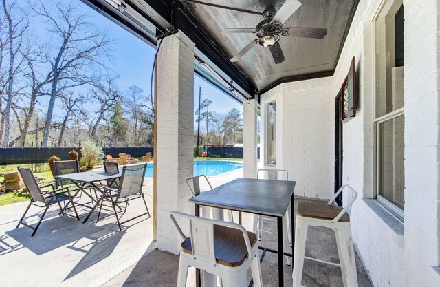 Estate Oasis with Nature! Big home with pool near IAH Sleeps 20 ⭐️Events Allowed