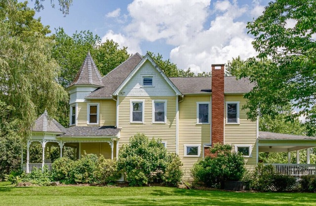 Estate w/ Tennis & Hiking in Bethel