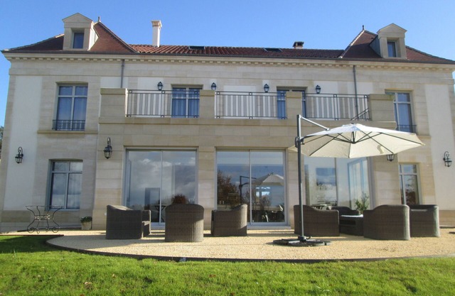 Estate with tennis and swimming pool in a 6 hectare park