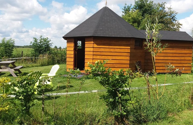 Estate with wooden cabins, close to the sea, mini-farm, games