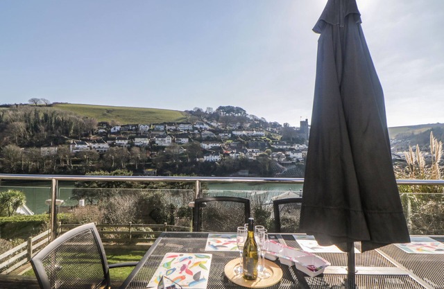ESTUARY VIEW, family friendly, with a garden in Newton Ferrers
