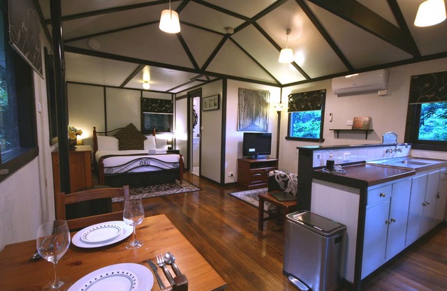 Etna Cottage - lovely, private, corner spa bath