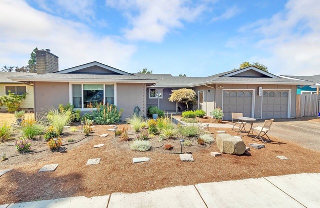 Eugene Retreat walk to Autzen & Pet-Friendly
