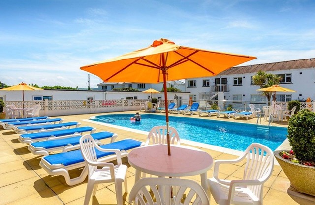 EUROPA COURT - MAWGAN PORTH BUNGALOW -BEACH LOCATION, Swimming pool/ Tennis