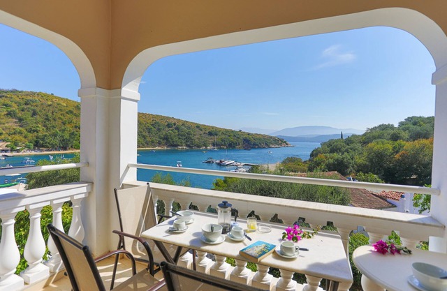 Evanna: 3-Bedroom Apartment in Agios Stefanos, Corfu - Sleeps 6