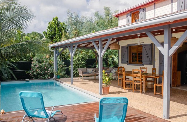 Evasion tropicale villa cosy avec piscine et bungalow