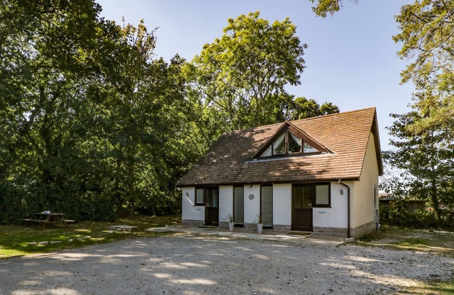 EVENTIDE - CASTLE VIEW COTTAGE, pet friendly in Corfe Castle