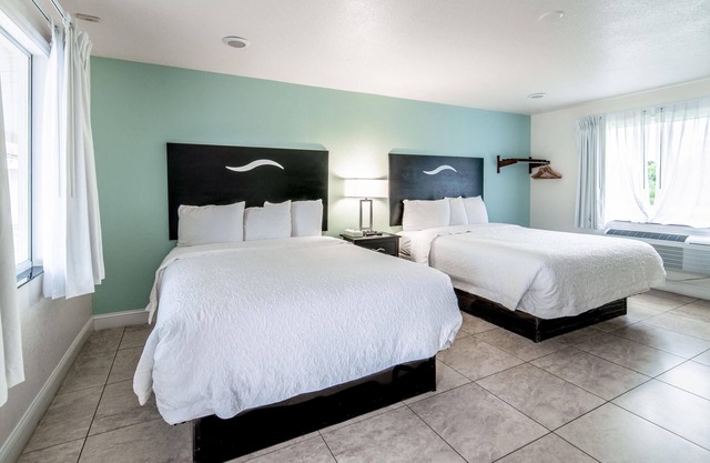 Everglades City Motel - Queen Room, 2 Beds, Kitchenette