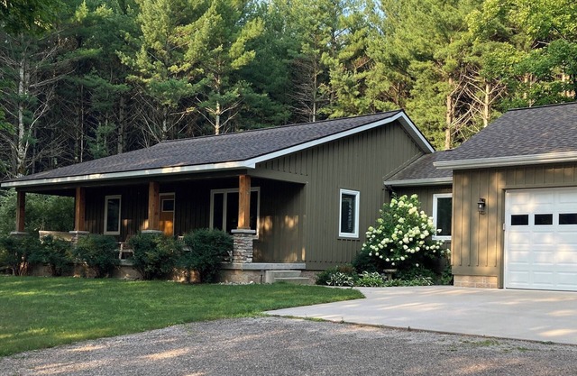 Evergreen Cottage in Lake Ann