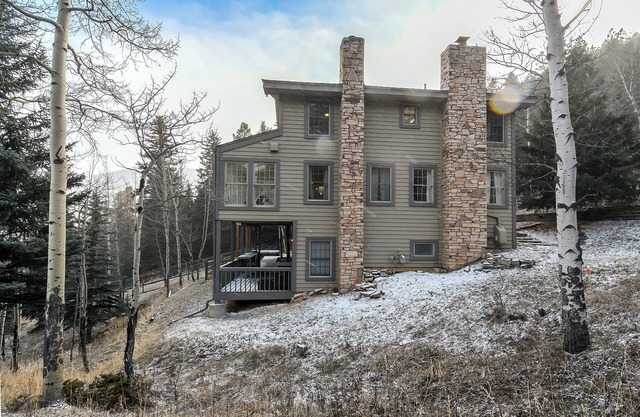 Evergreen Dream Home! HOT TUB/KING BEDS/PIANO/AMAZING VIEWS/10 MIN TO SKI!