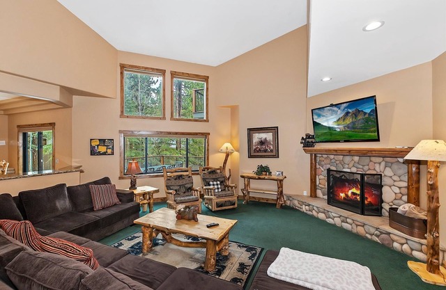 Evergreen Manor by Destination Big Bear: Massive Luxury Retreat Close to Both Ski Resorts! Private Hot Tub! Game Room!