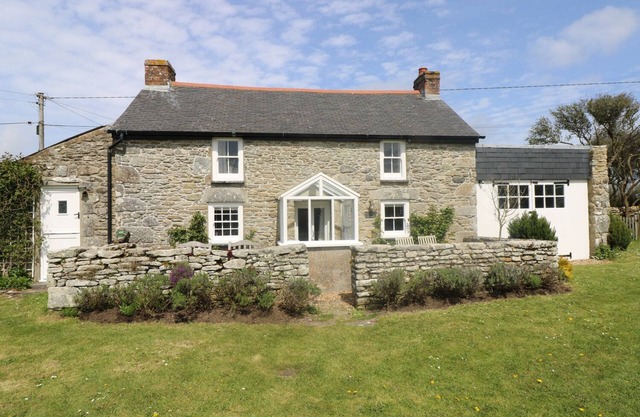 EVERGREEN, pet friendly, country holiday cottage in Rinsey Cove
