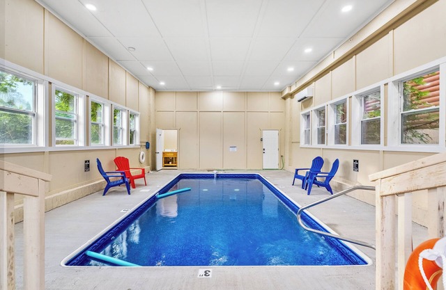 Evergreen Retreat-Sleeps 24, Hot Tub, Private heated Indoor Pool and Game Room