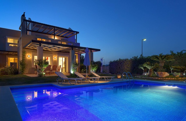 EverGreen Seaside Villa with swimming pool