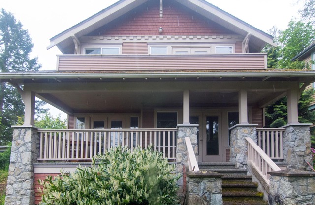 Everyone Welcome, Cozy retreat walking distance to Butchart Gardens.