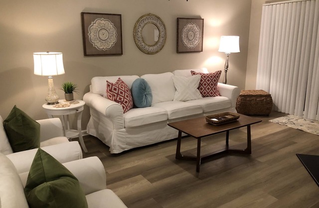 “ Everything but Sand “Close to UNCW , Wrightsville Beach , Shopping & More !