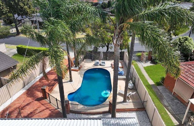 Evies White House Oasis I Pool & Close to Airport