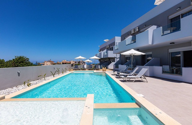 Evilio Suites, Inspired Family Retreat, 800 meters to the beach, Ping Pong table