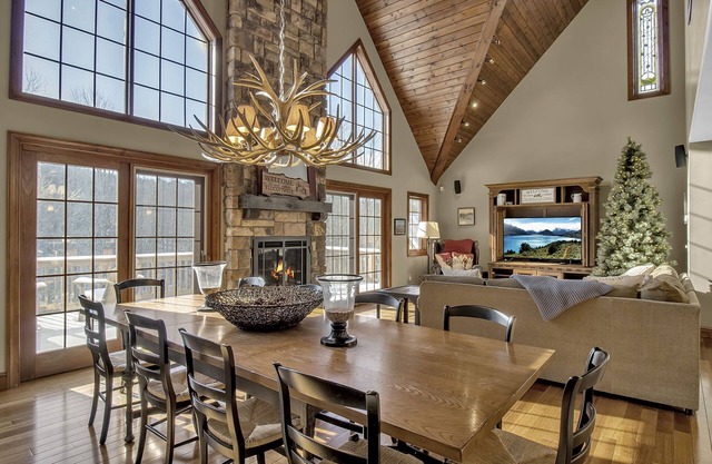EVL Chalet w/hot tub on a private lot in the woods and only 3.9 miles to the village!