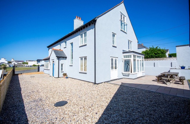 Ewyn Gwyn - sleeps 14 guests in 6 bedrooms