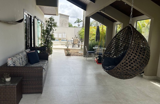 Excelente Casa em Condomínio Fechado. 5 Suítes, Piscina com Hidro e Ampla Salas