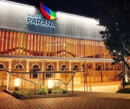 Excelente departamento, a metros del Shopping Paso del Paraná, vista al río Paraná, cochera techada privada - silencio - ideal para descansar - barrio residencial - Cámaras de seguridad 24hs - unidad Monitoreada