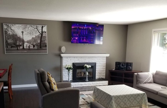 Excellent 3 Bedroom / 1.5 BA Upper level house with Gorgeous Patio