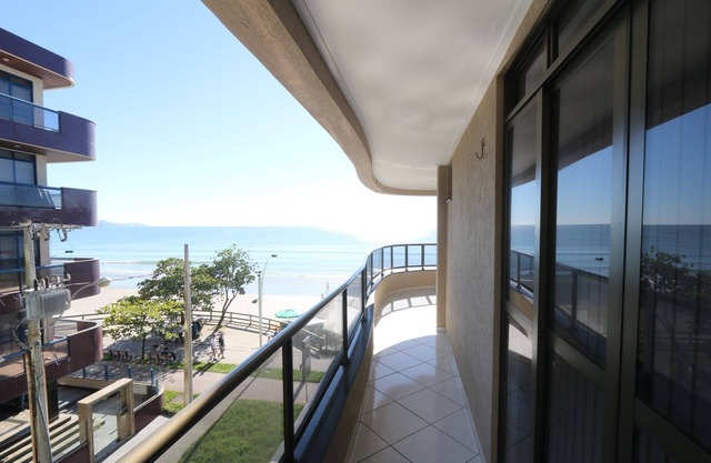 Excellent apt. in beachfront property in Meia Praia - the best beach in S.C.