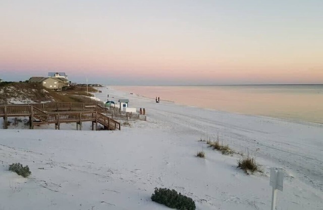 Excellent Gulf front located along a private beach dog friendly