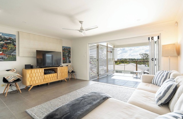 Excellent location - 2 bed/2 bath/2 car
