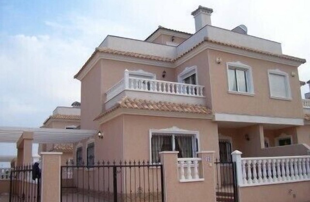 Excellent value villa with communal pool, 5minute beach & golf